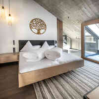 Schlafzimmer mit großem Doppelbett und Balkon