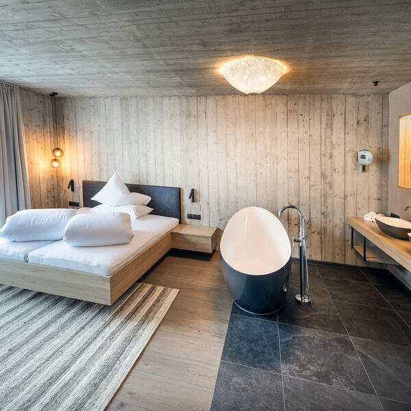 Schlafzimmer mit großer Badewanne