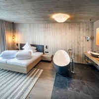 Schlafzimmer mit großer Badewanne