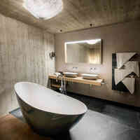 Modernes Badezimmer mit geräumiger Badewanne