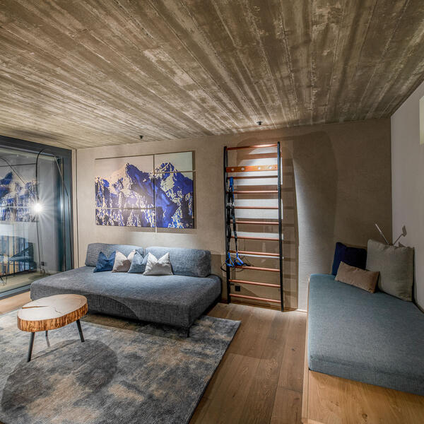 Wohnzimmer mit Couch und Fitnessstation