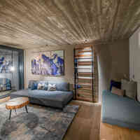 Wohnzimmer mit Couch und Fitnessstation