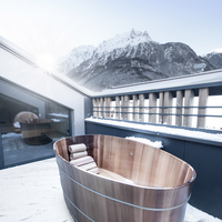 Badewanne auf dem Balkon mit herrlichem Bergblick
