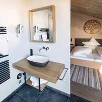 helles Badezimmer voll ausgestattet