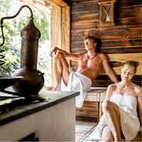 Unsere Gäste entspannen sich in der Sauna