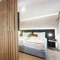 Schlafzimmer mit Holz-Details
