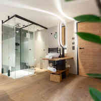 Moderne Dusche, WC und Waschbecken mit Spiegel
