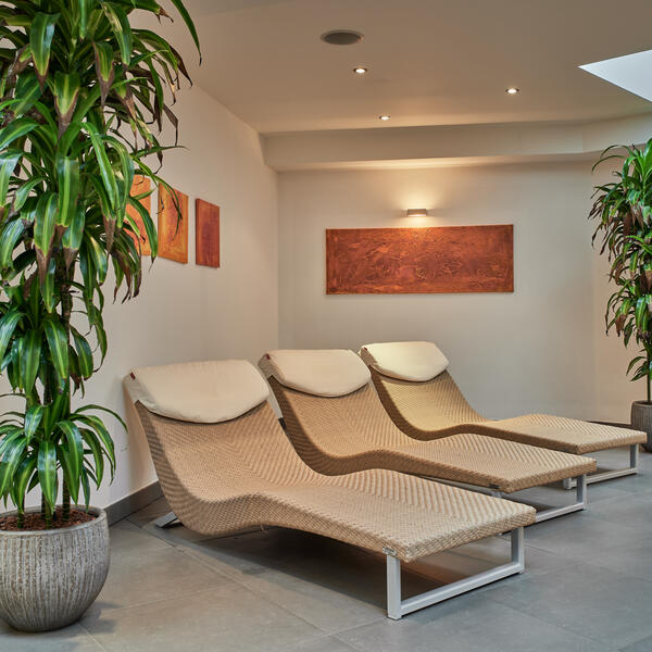 Liegestühle im Wellnessbereich