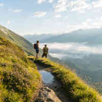 Paar beim Wandern in Tirol