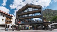 Intersport Glanzer Längenfeld im Sommer von Aussen
