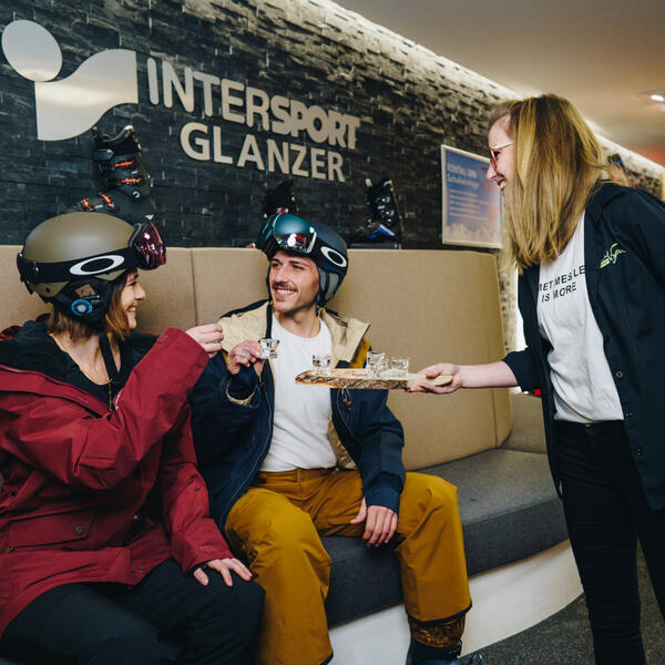Intersport Glanzer Sölden Giggijochbahn Schnaps im Skidepot